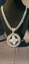 Load image into Gallery viewer, Luxury Chain w/ Spinner emblem